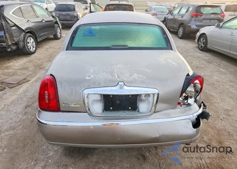 1999 Lincoln Town Car Signature z USA, uszkodzony, nr VIN 1LNHM82W2XY647028